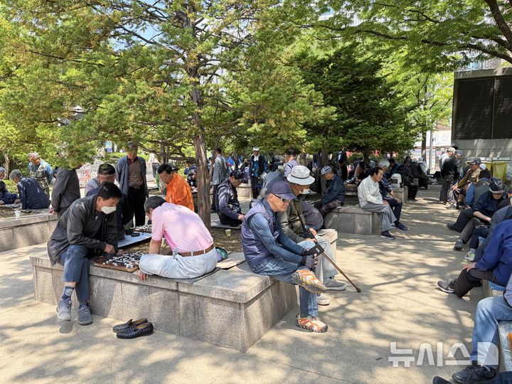 [서울=뉴시스]안태현 인턴기자=지난 6일 오후 찾은 서울 종로구 종묘시민광장에서 수십명의 노인이 장기와 바둑을 두고 있는 모습. 2026.05.08 photo@newsis.com