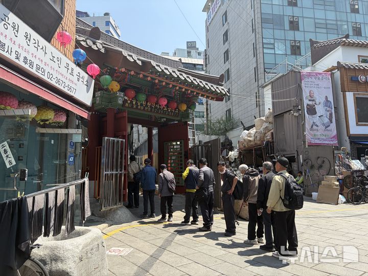 [서울=뉴시스]안태현 인턴기자=지난 6일 오전 11시께 찾은 서울 종로구 원각사 무료급식소에 노인들이 줄을 서고 있다. 2026.05.08 photo@newsis.com