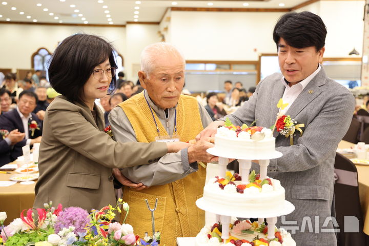 [보은=뉴시스] 충북 보은군과 대한노인회 보은군지회가 8일 보은읍 그랜드컨벤션에서 올해 구순(90세)이 된 노인과 100세(상수) 이상인 노인 53명을 초청해 '어버이날 기념 생신잔치'를 열고 있다. (사진=보은군 제공) 2026.05.08. photo@newsis.com *재판매 및 DB 금지