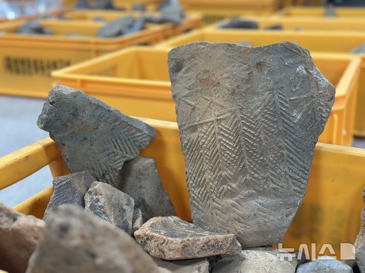 [제주=뉴시스] 김수환 기자 = 제주시 화북동 일원에서 발견된 고려시대 가마터에서 출토된 어골문 기와. 2026.05.08. notedsh@newsis.com