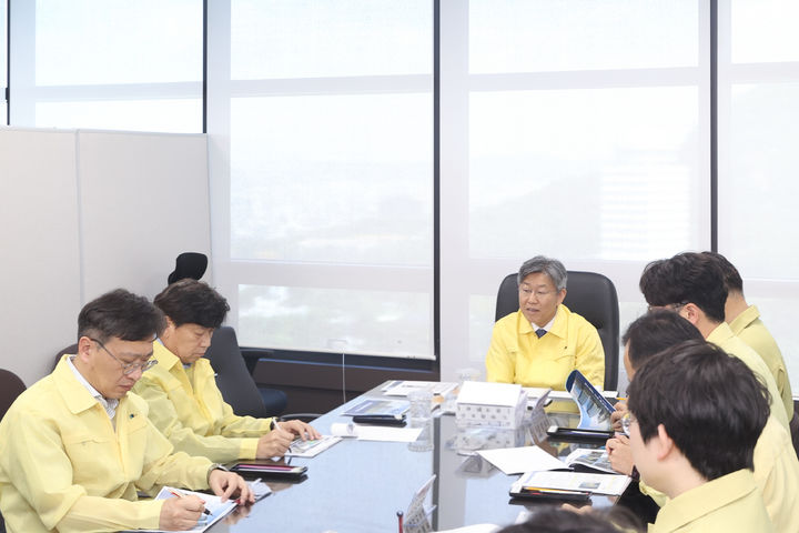 [서울=뉴시스]김이탁 국토교통부 제1차관은 8일 오후 서울 중구 밀레니엄 힐튼 호텔 해체공사 현장을 방문해 안전관리 실태를 점검했다고 밝혔다. (사진=국토부 제공) 2026. 5. 8. *재판매 및 DB 금지