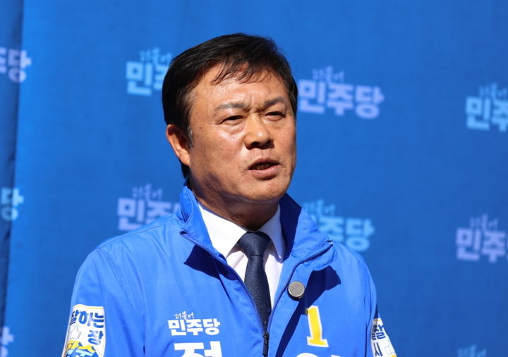 [정읍=뉴시스] 6·3지방선거 전북 정읍시장 재선에 도전하는 이학수 시장이 8일 선관위에 예비후보 등록을 마친 후 충렬사 잔디광장에서 기자회견을 하고 있다. (사진=뉴시스 DB). photo@newsis.com *재판매 및 DB 금지