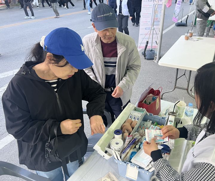 [남원=뉴시스] 올해 남원 춘향제에서 손을 다친 한 관광객이 이동진료소를 방문해 치료를 받고 있다. *재판매 및 DB 금지
