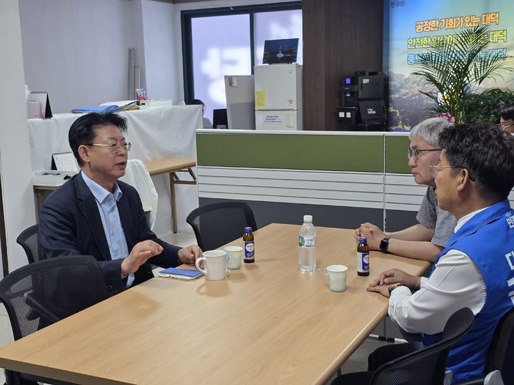 [대전=뉴시스] 더불어민주당 김찬술 대전 대덕구청장 예비후보를 만나 이야기를 나누는 맹수석 6·3대전시교육감 선거 예비후보. (사진=맹수석 후보 캠프 제공) 2026.05.08. photo@newsis.com *재판매 및 DB 금지