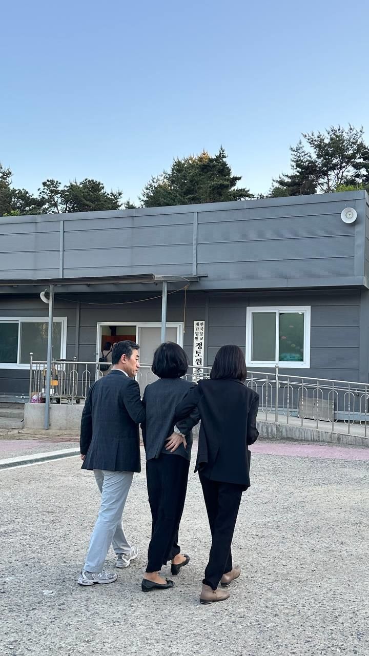 조국 조국혁신당 대표의 아내 정경심씨가 8일 경기 평택의 한 사찰에 방문하고 있는 모습. (사진=독자 제공) *재판매 및 DB 금지