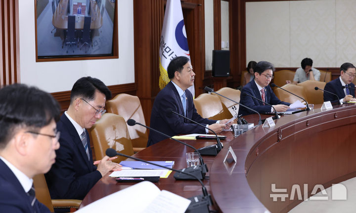 [서울=뉴시스] 조수정 기자 = 구윤철 경제부총리 겸 재정경제부 장관이 8일 오전 서울 종로구 정부서울청사에서 열린 비상경제본부회의 겸 경제·부동산관계장관회의를 주재하고 있다. 2026.05.08. chocrystal@newsis.com
