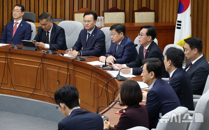 [서울=뉴시스] 조성봉 기자 = 송언석 국민의힘 원내대표가 8일 오전 서울 여의도 국회에서 열린 원내대책회의에서 발언을 하고 있다. 2026.05.08. suncho21@newsis.com