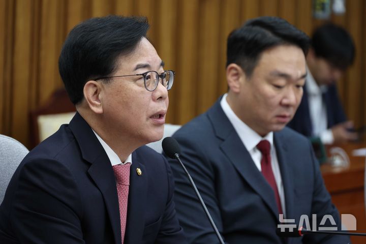 [서울=뉴시스] 조성봉 기자 = 송언석 국민의힘 원내대표가 지난 8일 오전 서울 여의도 국회에서 열린 원내대책회의에서 발언을 하고 있다. 2026.05.08. suncho21@newsis.com
