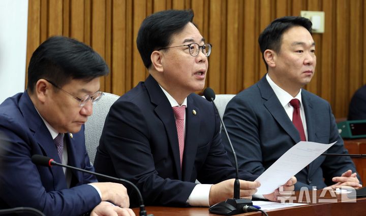 [서울=뉴시스] 조성봉 기자 = 송언석 국민의힘 원내대표가 8일 오전 서울 여의도 국회에서 열린 원내대책회의에서 발언을 하고 있다. 2026.05.08. suncho21@newsis.com
