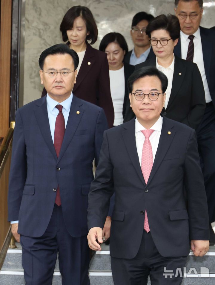 [서울=뉴시스] 조성봉 기자 = 송언석 국민의힘 원내대표와 유상범(왼쪽) 원내운영수석부대표가 8일 오전 서울 여의도 국회에서 열린 원내대책회의에서 발언을 하고 있다. 2026.05.08. suncho21@newsis.com