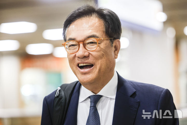 [서울=뉴시스] 정병혁 기자 = 정진석 전 대통령비서실장이 8일 서울 서초구 서울지방법원에서 열린 헌법재판관 미임명 혐의 관련 11차 공판에 출석하고 있다. 2026.05.08. jhope@newsis.com
