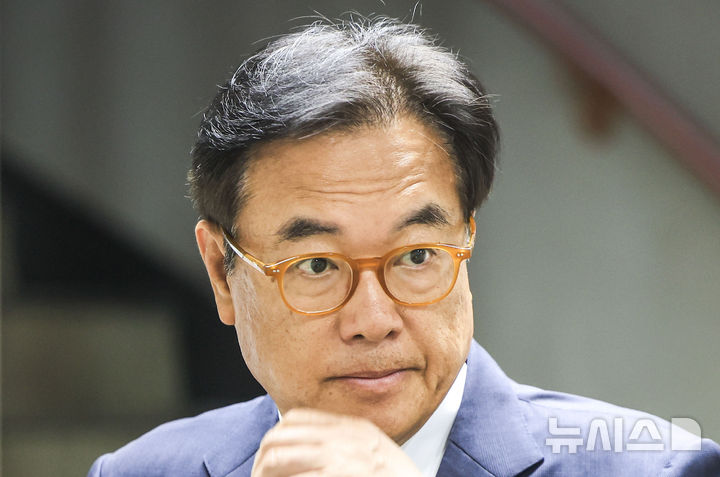 [서울=뉴시스] 정병혁 기자 = 정진석 전 대통령비서실장이 8일 서울 서초구 서울지방법원에서 열린 헌법재판관 미임명 혐의 관련 11차 공판에 출석하고 있다. 2026.05.08. jhope@newsis.com