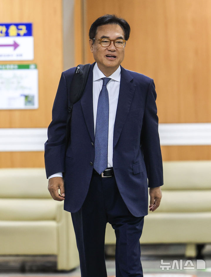 [서울=뉴시스] 정병혁 기자 = 정진석 전 대통령비서실장이 8일 서울 서초구 서울지방법원에서 열린 헌법재판관 미임명 혐의 관련 11차 공판에 출석하고 있다. 2026.05.08. jhope@newsis.com