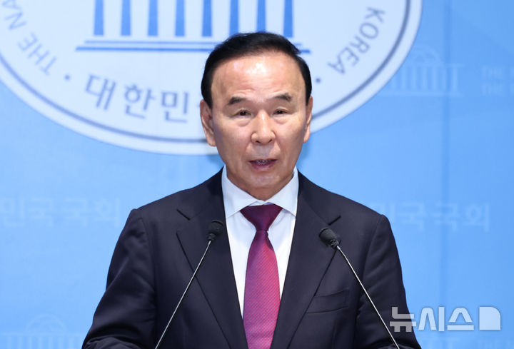 [서울=뉴시스] 김금보 기자 = 박덕흠 국민의힘 의원이 8일 오전 서울 여의도 국회 소통관에서 국회부의장 출마선언을 하고 있다. 2026.05.08. kgb@newsis.com