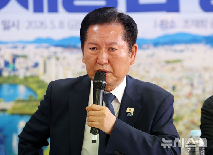 [서울=뉴시스] 이영환 기자 = 정청래 더불어민주당 대표가 8일 오전 서울 송파구 조재희 송파구청장 후보 선거사무소에서 열린 송파구 현장 최고위원회의에 참석해 노상원 수첩에 나온 연평도 비상계엄 수용시설 관련 발언을 하며 울컥하고 있다. 2026.05.08. 20hwan@newsis.com