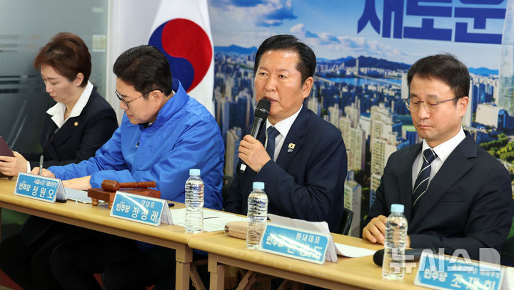 [서울=뉴시스] 이영환 기자 = 정청래 더불어민주당 대표가 8일 오전 서울 송파구 조재희 송파구청장 후보 선거사무소에서 열린 송파구 현장 최고위원회의에 참석해 발언을 하고 있다. 2026.05.08. 20hwan@newsis.com