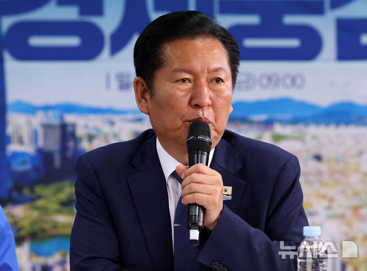[서울=뉴시스] 이영환 기자 = 정청래 더불어민주당 대표가 8일 오전 서울 송파구 조재희 송파구청장 후보 선거사무소에서 열린 송파구 현장 최고위원회의에 참석해 발언을 하고 있다. 2026.05.08. 20hwan@newsis.com
