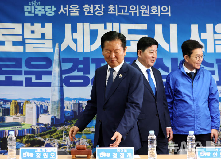 [서울=뉴시스] 이영환 기자 = 정청래 더불어민주당 대표가 8일 오전 서울 송파구 조재희 송파구청장 후보 선거사무소에서 열린 송파구 현장 최고위원회의에 참석하고 있다. 2026.05.08. 20hwan@newsis.com