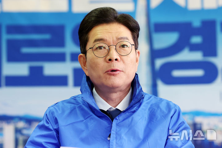 [서울=뉴시스] 이영환 기자 = 정원오 더불어민주당 서울시장 후보가 8일 오전 서울 송파구 조재희 송파구청장 후보 선거사무소에서 열린 송파구 현장 최고위원회의에 참석해 발언을 하고 있다. 2026.05.08. 20hwan@newsis.com