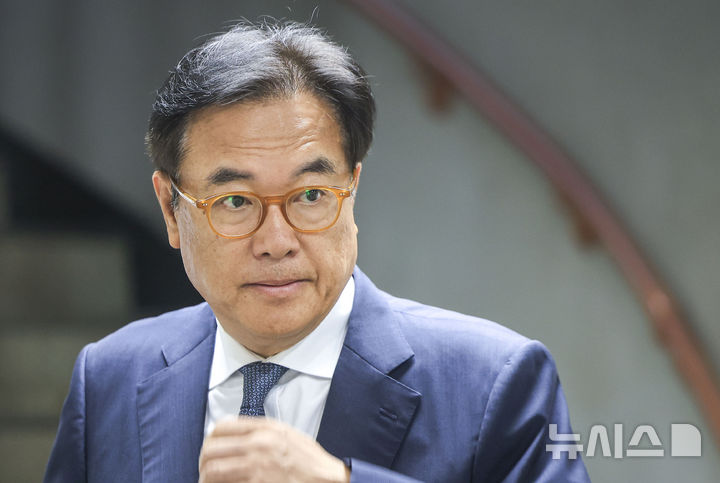 [서울=뉴시스] 정병혁 기자 = 정진석 전 대통령 비서실장이 삼성전자와 SK하이닉스의 호남 반도체 투자를 "호남몰빵"이라고 언급하며 충청도에서의 반발이 클 것이라고 했다. 2026.05.08. jhope@newsis.com