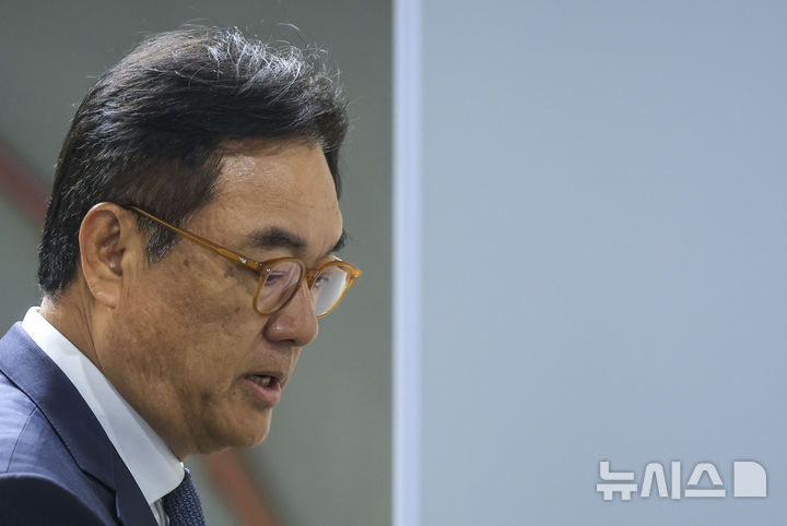 [서울=뉴시스] 정병혁 기자 = 정진석 전 대통령비서실장이 8일 서울 서초구 서울지방법원에서 열린 헌법재판관 미임명 혐의 관련 11차 공판에 출석하고 있다. 2026.05.08. jhope@newsis.com