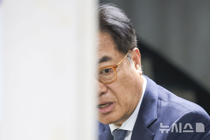 [서울=뉴시스] 정병혁 기자 = 정진석 전 대통령비서실장이 8일 서울 서초구 서울지방법원에서 열린 헌법재판관 미임명 혐의 관련 11차 공판에 출석하고 있다. 2026.05.08. jhope@newsis.com