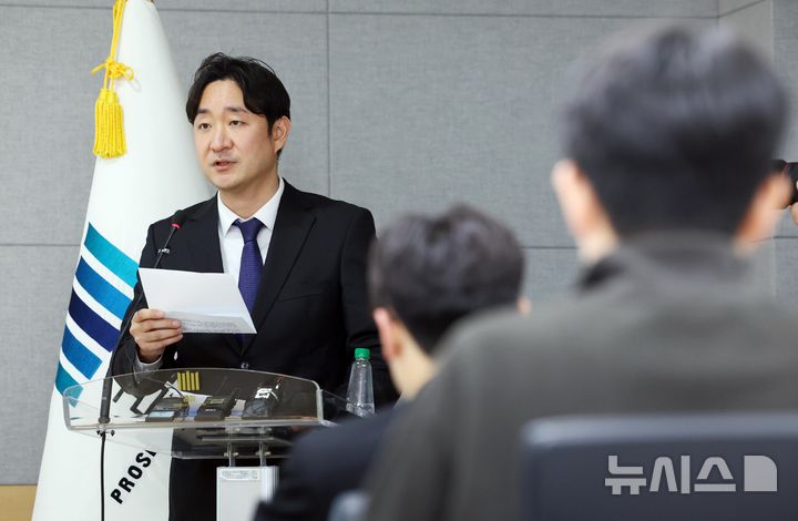 [서울=뉴시스] 지난 2일 중대범죄수사청(중수청)과 공소청이 출범하면서 '여의도 저승사자'로 불리며 주요 금융·증권범죄를 수사해 온 서울남부지검 금융·증권범죄합동수사부는 이번 개편으로 없어졌다.사진은 지난 5월 8일 신동환 서울남부지검 금융증권범죄합동수사부 부장검사가 '시세조종 사건 수사 결과' 브리핑 하고 있는 모습. 2026.05.08. photo@newsis.com