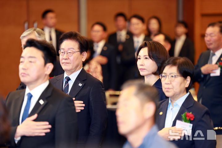 [서울=뉴시스] 고범준 기자 = 이재명 대통령과 김혜경 여사가 8일 서울 중구 대한상공회의소에서 열린 제54회 어버이날 기념식에서 국기에 경례하고 있다.&nbsp; 어버이날 기념식에 대통령 부부가 함께 참석한 것은 이번이 처음이다. 2026.05.08. bjko@newsis.com