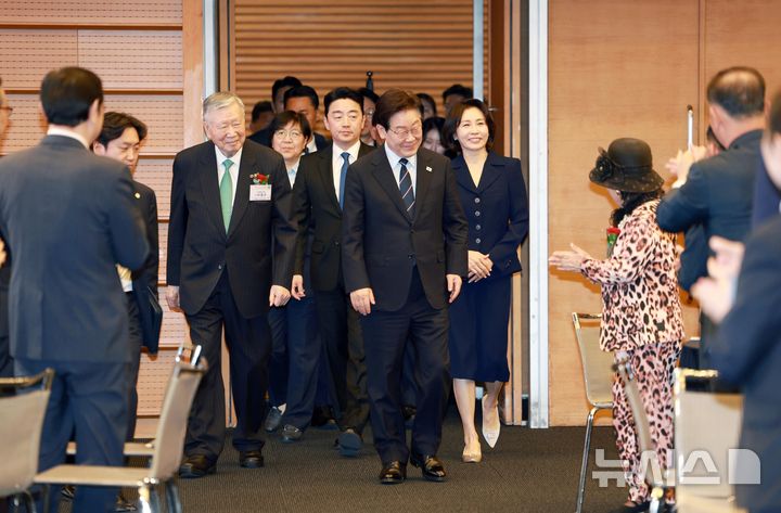 [서울=뉴시스] 고범준 기자 = 이재명 대통령과 김혜경 여사가 8일 서울 중구 대한상공회의소에서 열린 제54회 어버이날 기념식에 입장하고 있다.&nbsp; 어버이날 기념식에 대통령 부부가 함께 참석한 것은 이번이 처음이다. 2026.05.08. bjko@newsis.com