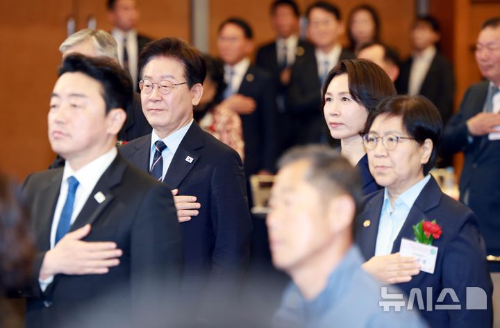 [서울=뉴시스] 고범준 기자 = 이재명 대통령과 김혜경 여사가 8일 서울 중구 대한상공회의소에서 열린 제54회 어버이날 기념식에서 국기에 경례하고 있다.&nbsp; 어버이날 기념식에 대통령 부부가 함께 참석한 것은 이번이 처음이다. 2026.05.08. bjko@newsis.com