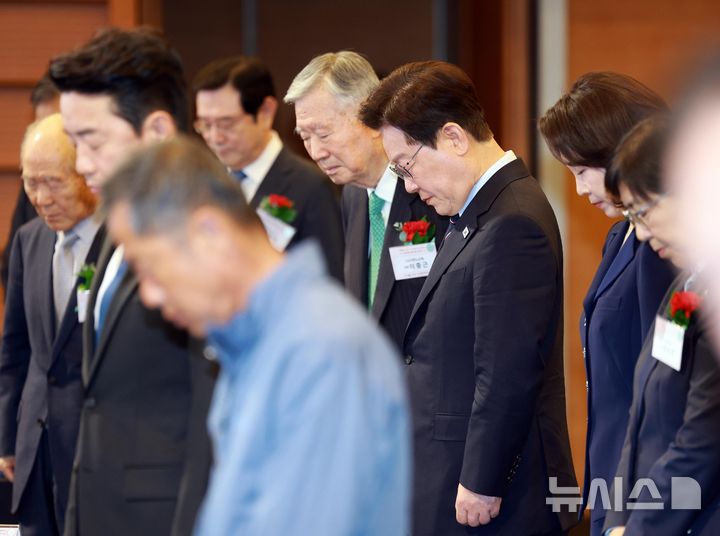 [서울=뉴시스] 고범준 기자 = 이재명 대통령과 김혜경 여사가 8일 서울 중구 대한상공회의소에서 열린 제54회 어버이날 기념식에서 묵념하고 있다.&nbsp; 어버이날 기념식에 대통령 부부가 함께 참석한 것은 이번이 처음이다. 2026.05.08. bjko@newsis.com