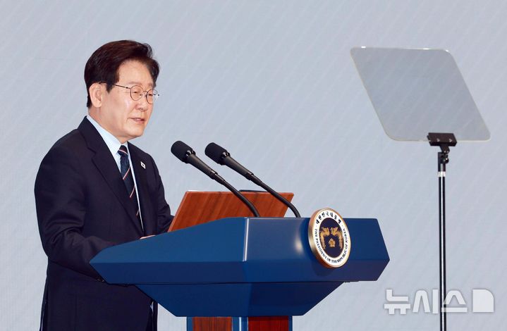 [서울=뉴시스] 고범준 기자 = 이재명 대통령이 8일 서울 중구 대한상공회의소에서 열린 제54회 어버이날 기념식에서 축사를 하고 있다. 2026.05.08. bjko@newsis.com