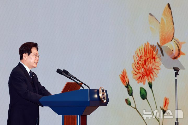 [서울=뉴시스] 고범준 기자 = 이재명 대통령이 8일 서울 중구 대한상공회의소에서 열린 제54회 어버이날 기념식에서 축사를 하고 있다. 2026.05.08. bjko@newsis.com