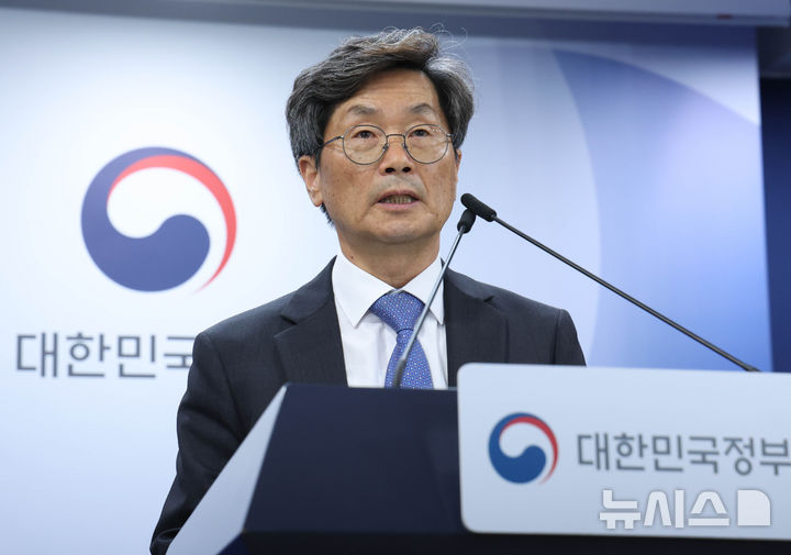 [서울=뉴시스] 조수정 기자 = 정일연 국민권익위원장이 8일 오전 서울 종로구 정부서울청사에서 권익위원회 정상화 추진 TF 운영결과 브리핑을 하고 있다. 2026.05.08. chocrystal@newsis.com