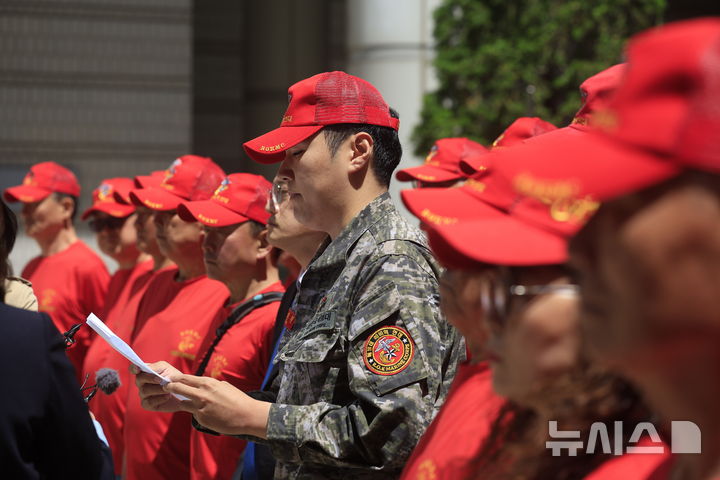[서울=뉴시스] 정병혁 기자 = 8일 서울 서초구 서울지방법원 앞에서 박주민 전 더불어민주당 원내수석부대표, 해병대예비역연대 등 참석자들이 채상병 순직 책임 업무상 과실치사 관련 재판 선고 후 기자회견을 하고 있다. 2026.05.08. jhope@newsis.com