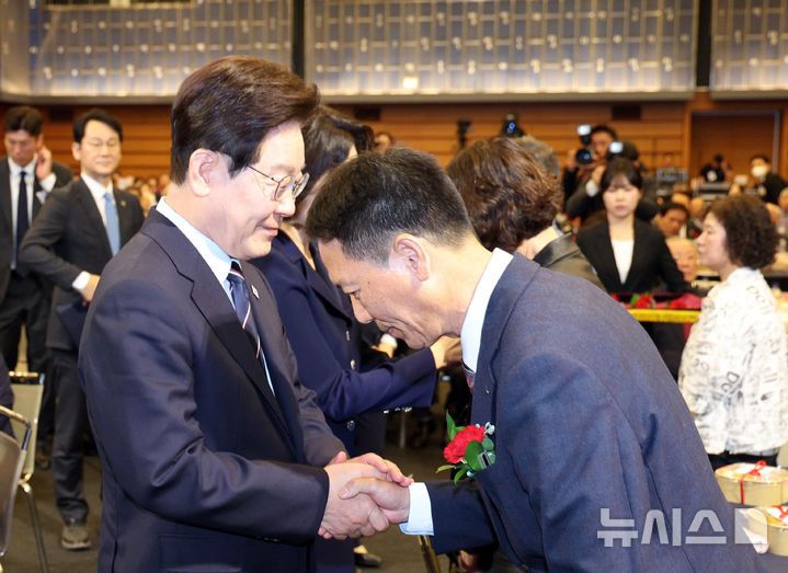 [서울=뉴시스] 고범준 기자 = 이재명 대통령과 김혜경 여사가 8일 서울 중구 대한상공회의소에서 열린 제54회 어버이날 기념식에서 참석자들과 악수하고 있다.&nbsp; 어버이날 기념식에 대통령 부부가 함께 참석한 것은 이번이 처음이다. 2026.05.08. bjko@newsis.com