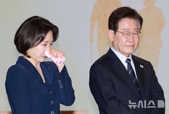 [서울=뉴시스] 고범준 기자 = 이재명 대통령과 김혜경 여사가 8일 서울 중구 대한상공회의소에서 열린 제54회 어버이날 기념식에 참석해 있다.&nbsp; 어버이날 기념식에 대통령 부부가 함께 참석한 것은 이번이 처음이다. 2026.05.08. bjko@newsis.com