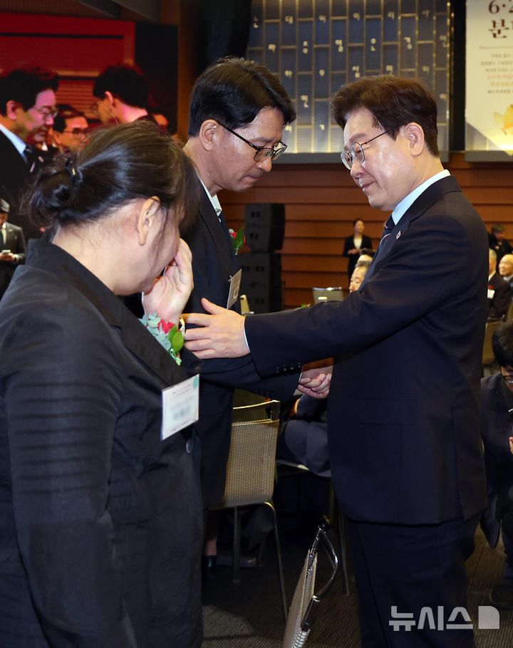 [서울=뉴시스] 고범준 기자 = 이재명 대통령이 8일 서울 중구 대한상공회의소에서 열린 제54회 어버이날 기념식에서 순직 공무원 부모님께 카네이션을 달아주고 있다.&nbsp; 어버이날 기념식에 대통령 부부가 함께 참석한 것은 이번이 처음이다. 2026.05.08. bjko@newsis.com