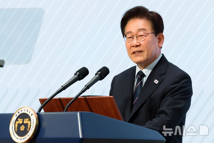 [서울=뉴시스] 고범준 기자 = 이재명 대통령이 8일 서울 중구 대한상공회의소에서 열린 제54회 어버이날 기념식에서 축사하고 있다. 2026.05.08. bjko@newsis.com
