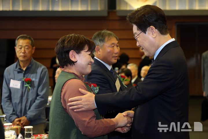 [서울=뉴시스] 고범준 기자 = 이재명 대통령이 8일 서울 중구 대한상공회의소에서 열린 제54회 어버이날 기념식에서 참석자와 인사하고 있다. 2026.05.08. bjko@newsis.com