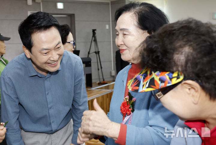 [서울=뉴시스] 김혜진 기자 = 장동혁 국민의힘 당대표가 8일 서울 양천구 목동종합사회복지관에서 열린 어버이날 기념 '사랑해효 감사잔치'에 참석해 한 어르신께 카네이션을 달아드리고 있다. 2026.05.08. jini@newsis.com