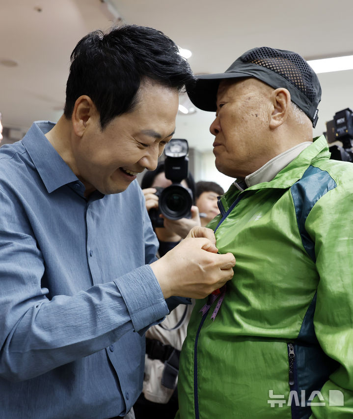[서울=뉴시스] 김혜진 기자 = 장동혁 국민의힘 당대표가 8일 서울 양천구 목동종합사회복지관에서 열린 어버이날 기념 '사랑해효 감사잔치'에 참석해 한 어르신께 카네이션을 달아드리고 있다. 2026.05.08. jini@newsis.com