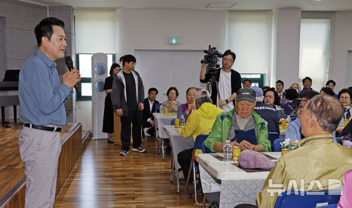 [서울=뉴시스] 김혜진 기자 = 장동혁 국민의힘 당대표가 8일 서울 양천구 목동종합사회복지관에서 열린 어버이날 기념 '사랑해효 감사잔치'에 참석해 인사말을 하고 있다. 2026.05.08. jini@newsis.com