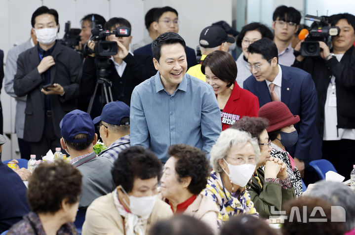 [서울=뉴시스] 김혜진 기자 = 장동혁 국민의힘 당대표가 8일 서울 양천구 목동종합사회복지관에서 열린 어버이날 기념 '사랑해효 감사잔치'에 참석하고 있다. 2026.05.08. jini@newsis.com