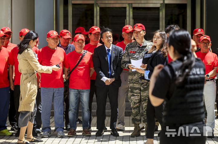 [서울=뉴시스] 정병혁 기자 = 8일 서울 서초구 서울지방법원 앞에서 박주민 전 더불어민주당 원내수석부대표, 해병대예비역연대 등 참석자들이 채상병 순직 책임 업무상 과실치사 관련 선고 재판 기자회견을 하고 있다.이날 서울중앙지법 형사합의22부(부장판사 조형우)는 이날 업무상과실치사, 군형법상 명령위반 혐의를 받는 임성근 전 사단장에 대해 징역 3년을 선고했다. 2026.05.08. jhope@newsis.com