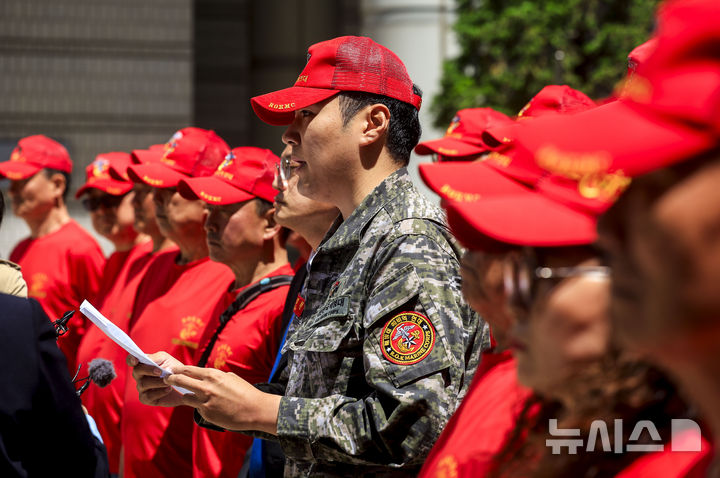 [서울=뉴시스] 정병혁 기자 = '채상병 순직 사건'의 책임자로 지목돼 기소된 임성근 전 해병대 1사단장이 징역 3년을 선고받았다. 사진은 8일 서울 서초구 서울지방법원 앞에서 박주민 전 더불어민주당 원내수석부대표, 해병대예비역연대 등 참석자들이 채상병 순직 책임 업무상 과실치사 관련 선고 재판 기자회견을 하는 모습. 2026.05.08. jhope@newsis.com