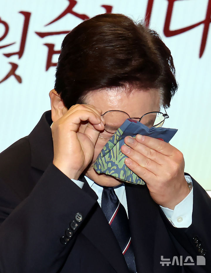 [서울=뉴시스] 고범준 기자 = 이재명 대통령이 8일 서울 중구 대한상공회의소에서 열린 제54회 어버이날 기념식에서 이동하며 눈물을 닦고 있다. 2026.05.08. bjko@newsis.com