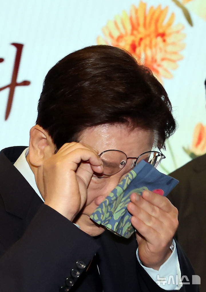 [서울=뉴시스] 고범준 기자 = 이재명 대통령이 8일 서울 중구 대한상공회의소에서 열린 제54회 어버이날 기념식에서 이동하며 눈물을 닦고 있다. 2026.05.08. bjko@newsis.com