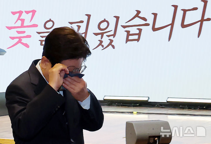 [서울=뉴시스] 고범준 기자 = 이재명 대통령이 8일 서울 중구 대한상공회의소에서 열린 제54회 어버이날 기념식에서 이동하며 눈물을 닦고 있다. 2026.05.08. bjko@newsis.com