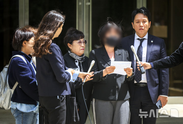 [서울=뉴시스] 정병혁 기자 = 8일 서울 서초구 서울지방법원 앞에서 채상병 어머니와 임태훈 군인권센터 소장이 '채상병 사건' 과실치사 선고 재판을 마친 뒤 기자회견을 하고 있다.이날 서울중앙지법 형사합의22부(부장판사 조형우)는 이날 업무상과실치사, 군형법상 명령위반 혐의를 받는 임성근 전 사단장에 대해 징역 3년을 선고했다. 2026.05.08. jhope@newsis.com